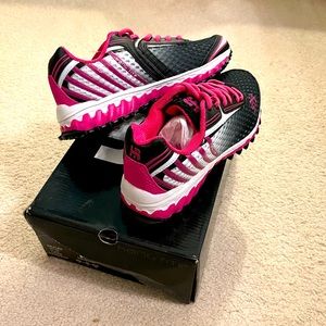 NWT Ladies Turf Shoes Size 6
